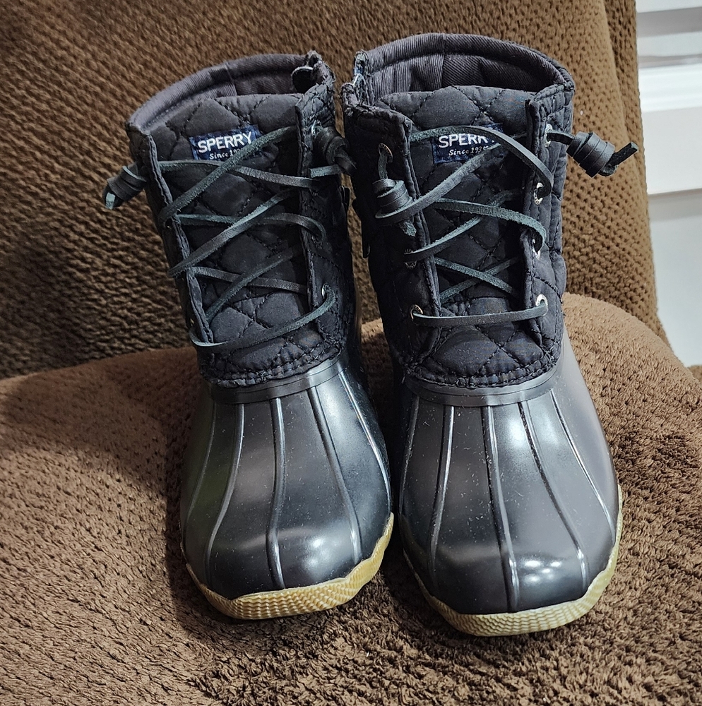 Sperry Girl snow/rain boots. Color black. Size 6